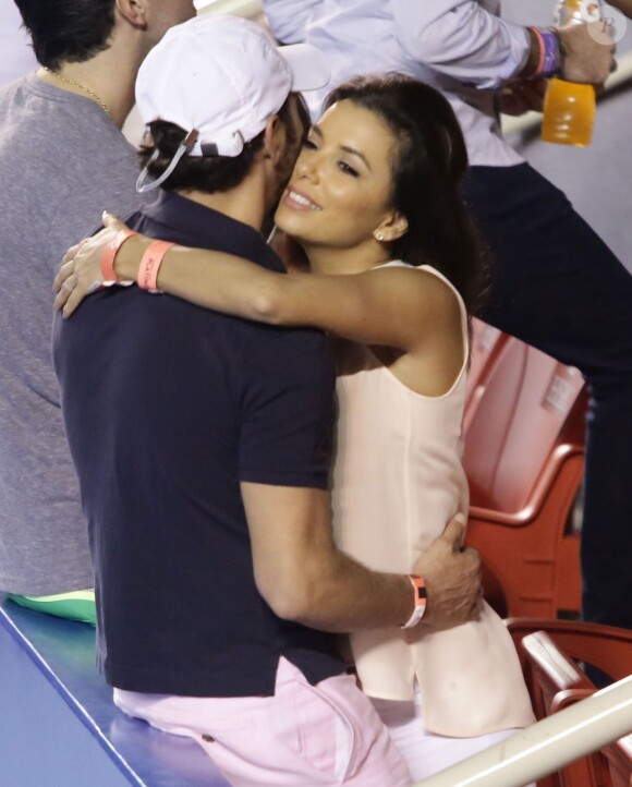 Exclusif - La comédienne Eva Longoria et son compagnon Jose Antonio Baston très amoureux dans les tribunes d'un match de tennis pendant l'Open du Mexique à Acapulco, le 28 février 2015.