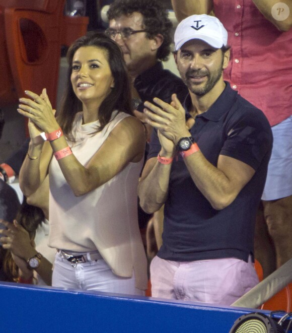 Exclusif - Eva Longoria et son compagnon Jose Antonio Baston très amoureux dans les tribunes d'un match de tennis pendant l'Open du Mexique à Acapulco, le 28 février 2015.