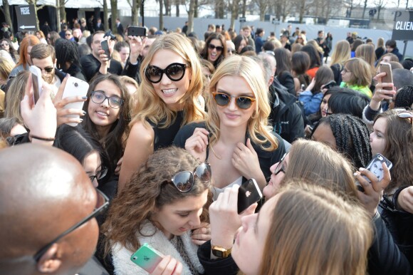 Karlie Kloss  et Lily Donaldson - Sorties du défilé de mode "Elie Saab", collection prêt-à-porter automne-hiver 2015/2016, à Paris. Le 7 mars 2015