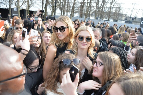 Karlie Kloss  et Lily Donaldson - Sorties du défilé de mode "Elie Saab", collection prêt-à-porter automne-hiver 2015/2016, à Paris. Le 7 mars 2015