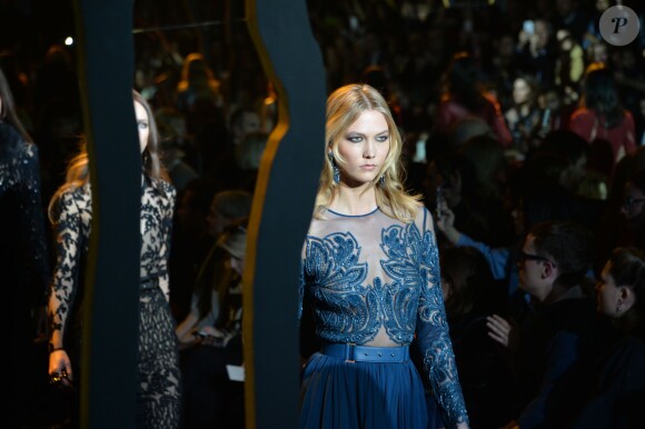 Karlie Kloss - Défilé de mode "Elie Saab", collection prêt-à-porter automne-hiver 2015/2016, à Paris. Le 7 mars 2015