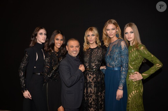 Le designer Elie Saab et les mannequins, Anja Rubik et Karlie Kloss - Défilé de mode "Elie Saab", collection prêt-à-porter automne-hiver 2015/2016, à Paris. Le 7 mars 2015