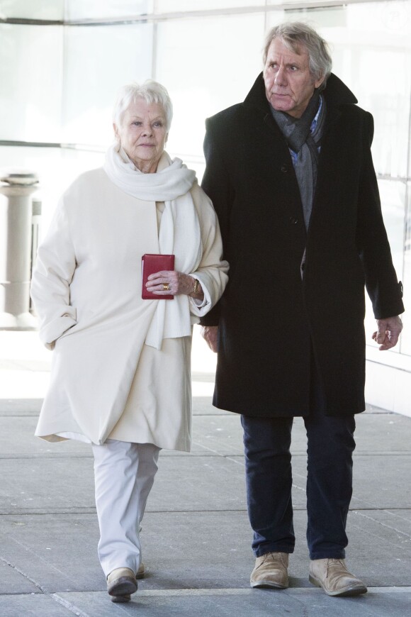 Dame Judi Dench et son compagnon David Mills arrivant à New York le 2 mars 2015