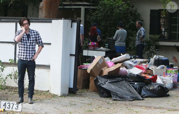 Exclusif - Jackson Rathbone et sa femme Sheila Hafsadi decouvrent un sacre desordre, des locataires precedents, lorsqu'ils arrivent a leur nouvelle maison a Sherman Oaks. Le 2 octobre 2013 