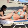 Ana Braga et son amie Natalia Lima se dorent la pilule sur une plage de Miami, le 4 mars 2015.