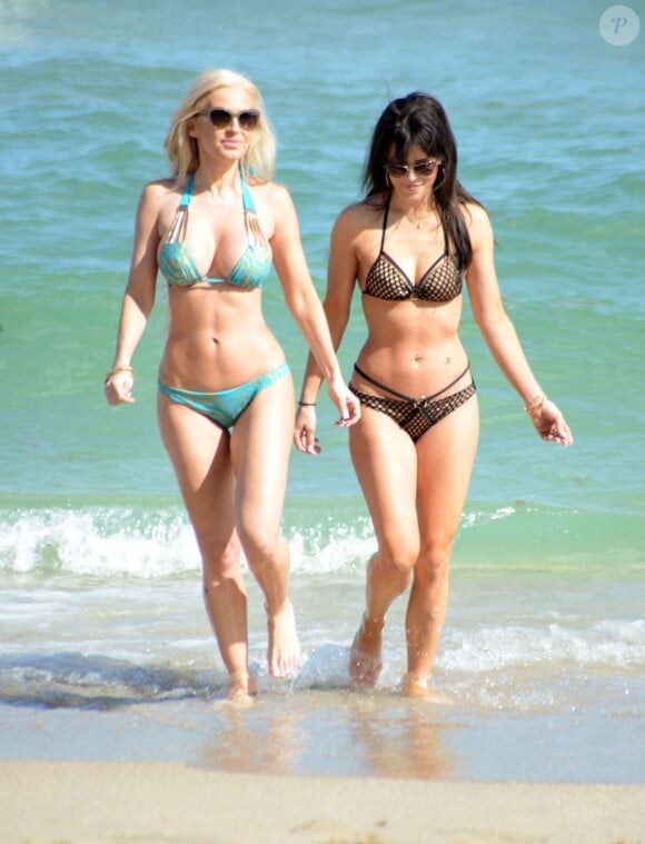Ana Braga et son amie Natalia Lima, craquantes en bikinis, profitent d'un après-midi ensoleillé à la plage. Miami, le 4 mars 2015.