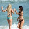 Ana Braga et son amie Natalia Lima profitent d'un après-midi ensoleillé à la plage. Miami, le 4 mars 2015.