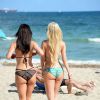 Ana Braga et son amie Natalia Lima profitent d'un après-midi ensoleillé à la plage. Miami, le 4 mars 2015.