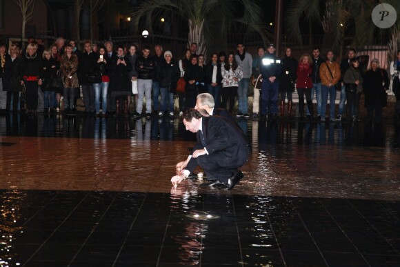 Le maire de Nice Christian Estrosi a déposé un cierge sur la promenade du Paillon pour pour rendre un dernier hommage à Camille Muffat à Nice, le 10 mars 2015