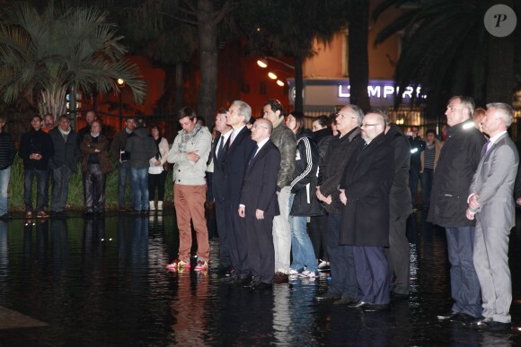 Le compagnon de Camille Muffat, William Forgues, Christian Estrosi, rassemblés pour rendre un dernier hommage à Camille Muffat sur la promenade du Paillon à Nice , le 10 mars 2015