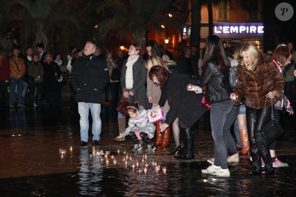 Des centaines de Niçois se sont rassemblés sur la promenade du Paillon à Nice pour rendre hommage à Camille Muffat décédée dans un accident d'hélicoptères en Argentine pendant le tournage d'une émission pour TF1, le 10 mars 2015