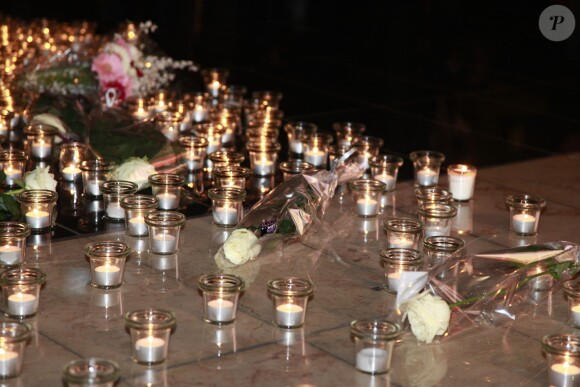 Des centaines de Niçois se sont rassemblés sur la promenade du Paillon à Nice pour rendre hommage à Camille Muffat décédée dans un accident d'hélicoptères en Argentine pendant le tournage d'une émission pour TF1 en allumant des bougies, le 10 mars 2015