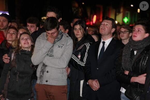 La soeur de Camille Muffat, William Forgues son compagnon, le maire de Nice Christian Estrosi lors d'un hommage à Camille Muffat, à Nice le 10 mars 2015