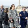 Kate Middleton, enceinte et habillée d'une robe-manteau dalmatien Hobbs, en visite à Margate dans le Kent, le 11 mars 2015 notamment à la galerie d'art Turner Contemporary.