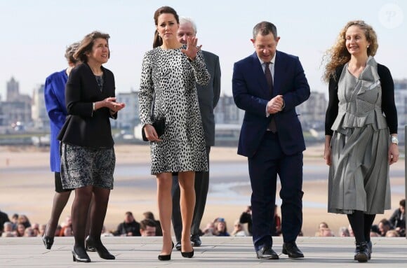 Kate Catherine Middleton visite la galerie d'art "Turner Contemporary" à Margate, le 11 mars 2015.  Catherine, Duchess of Cambridge, is greeted by Turner Contemporary trustee Evelyn Stern as she arrives to visit the art gallery in Margate, southern England - 11th March 2015.11/03/2015 - Margate