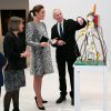 Kate Catherine Middleton visite la galerie d'art "Turner Contemporary" à Margate, le 11 mars 2015.  Catherine, Duchess of Cambridge, talks with art students at Turner Contemporary in Margate, southern England - 11th March 2015.11/03/2015 - Margate
