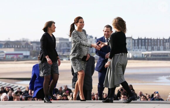 Kate Catherine Middleton visite la galerie d'art "Turner Contemporary" à Margate, le 11 mars 2015.  Catherine, Duchess of Cambridge, talks with art students at Turner Contemporary in Margate, southern England - 11th March 2015. REF - MD www.expresspictures.com N&S SYNDICATION +44 (0)20 8612 7884/7903/7906/7661 +44 (0)20 7098 2764 NO ONLINE MOBILE OR DIGITAL USE WITHOUT PRIOR PERMISSION11/03/2015 - Margate