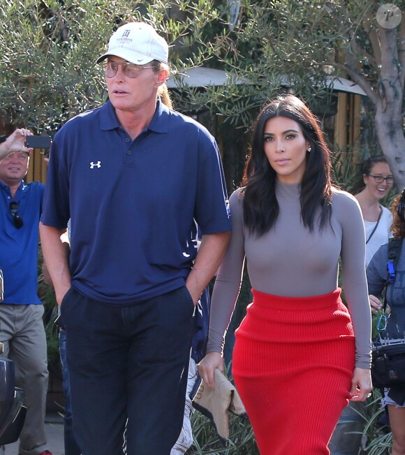 Kim Kardashian retrouve son ex-beau-père Bruce Jenner sur Melrose à Los Angeles, le 20 octobre 2014