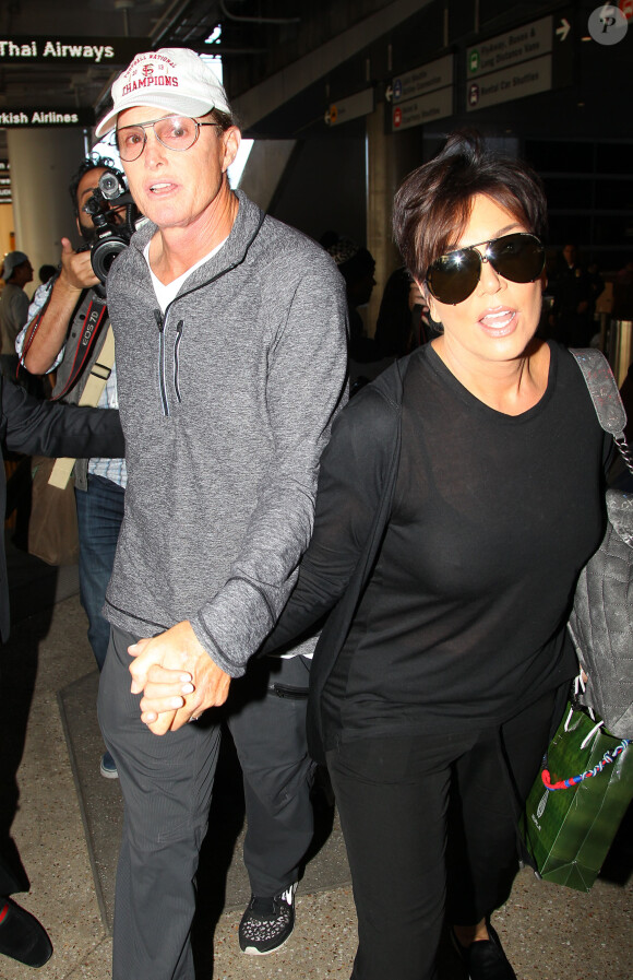 Bruce Jenner et sa femme Kris Jenner - La famille Kardashian arrive à Los Angeles, en provenance de Thailande le 2 avril 2014.