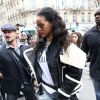 Rihanna arrive au restaurant l'Avenue à Paris, habillée d'une veste (collection automne-hiver 2015-2016) et des sandales Dsquared² (modèle Virginia), d'une veste en jean Levi's, d'un t-shirt Brashy et d'un jean usé. Le 9 mars 2015.