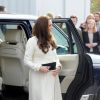 Kate Middleton, enceinte, en visite le 12 mars 2015 aux studios Ealing à Londres, où est tournée la série Downton Abbey.