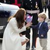 Kate Middleton, enceinte, est accueillie le 12 mars 2015 par Zac Barker, 4 ans, qui joue Master George dans Downton Abbey, aux studios Ealing où est tournée la série, à Londres.