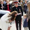 Kate Middleton, enceinte, est accueillie le 12 mars 2015 par Zac Barker, 4 ans, qui joue Master George dans Downton Abbey, aux studios Ealing où est tournée la série, à Londres.