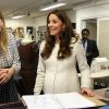La duchesse Catherine de Cambridge, enceinte de huit mois, en visite le 12 mars 2015 aux studios londoniens Ealing, où est tournée la série Downton Abbey