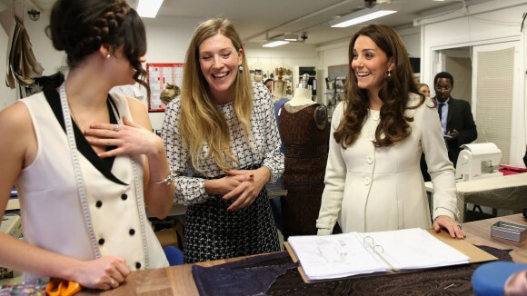 Kate Middleton, enceinte, tout en jambes et en rondeurs, subjugue Downton Abbey