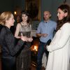 La duchesse Catherine de Cambridge, enceinte de huit mois, en visite le 12 mars 2015 aux studios londoniens Ealing, où est tournée la série Downton Abbey