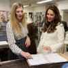 La duchesse Catherine de Cambridge, enceinte de huit mois, en visite le 12 mars 2015 aux studios londoniens Ealing, où est tournée la série Downton Abbey