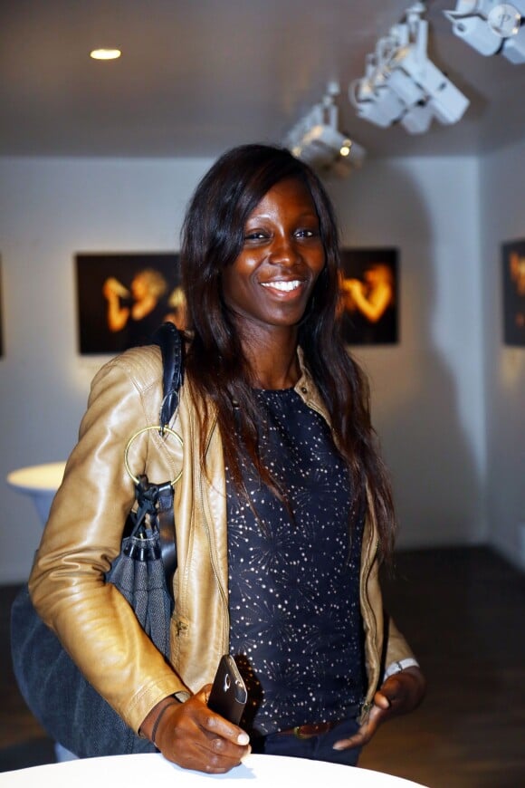 Nodjialem Myaro lors de la présentation de l'exposition "Les Filles à Fromage" à la Milk Factory à Paris, le 12 mars 2015 pour laquelle elle a joué les modèles