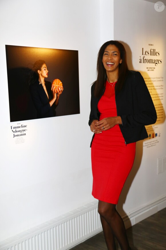 Emmeline Ndongue-Jouanin lors de la présentation de l'exposition "Les Filles à Fromage" à la Milk Factory à Paris, le 12 mars 2015 pour laquelle elle a joué les modèles