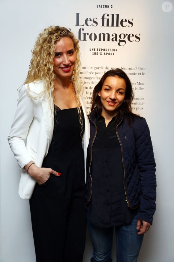 Mounia Briya, fondatrice-ambassadrice des Filles à Fromage et Sarah Ourahmoune lors de la présentation de l'exposition "Les Filles à Fromage" à la Milk Factory à Paris, le 12 mars 2015