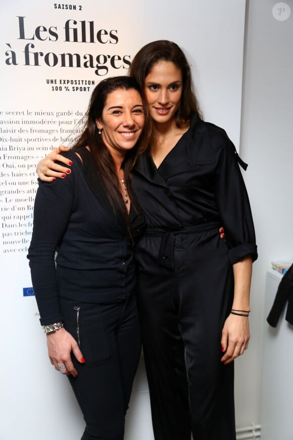 Isabelle Severino et Elodie Clouvel lors de la présentation de l'exposition "Les Filles à Fromage" à la Milk Factory à Paris, le 12 mars 2015 pour laquelle elle a joué les modèles