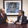 Le roi Juan Carlos Ier d'Espagne est reçu par le président de la American Development Bank (BID) Luis Alberto Moreno à Washington, le 4 mars 2015.