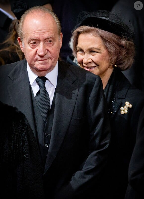 Le roi Juan Carlos Ier et la reine Sofia d'Espagne aux obsèques de la reine Fabiola de Belgique à Bruxelles le 12 décembre 2014