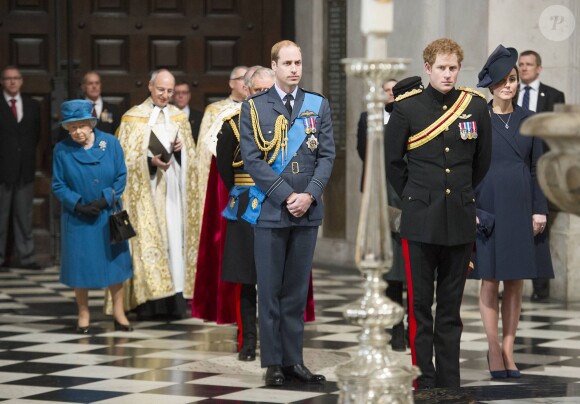 Le prince Harry et la famille royale honoraient les 453 victimes de l'intervention britannique en Afghanistan lors d'une cérémonie en la cathédrale St Paul de Londres, le 13 mars 2015. Le Captain Wales a annoncé le 17 mars 2015 sa décision de quitter l'armée, en juin.