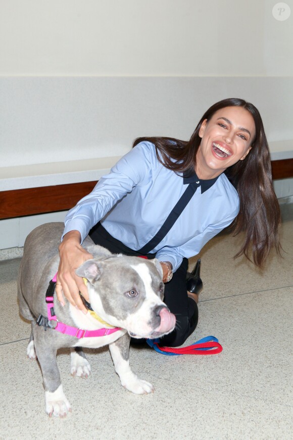 Irina Shayk lors d'un événement à l'ASPCA Adoption Center de New York, le 11 mars 2015