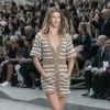Gisele Bündchen défile pour Chanel (collection prêt-porter printemps-été 2015) à Paris le 30 septembre 2014.