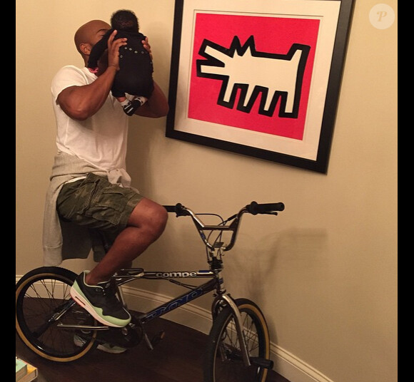 Kelly Rowland a ajouté une photo de son fils Titan et son mari Tim sur son compte Instagram, le 24 décembre 2014