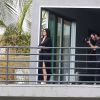 Kylie Jenner se prête à un petit shooting photo, en veste de plage et maillot de bain, sur la terrasse de la villa de sa mère, Kris Jenner. Calabasas, Los Angeles, le 17 mars 2015.