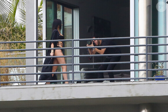 Kylie Jenner en plein shooting photo sur la terrasse de la villa de sa mère, Kris Jenner. Calabasas, Los Angeles, le 17 mars 2015.