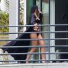 La sexy Kylie Jenner se prête à un petit shooting photo, en veste de plage et maillot de bain, sur la terrasse de la villa de sa mère, Kris Jenner. Calabasas, Los Angeles, le 17 mars 2015.