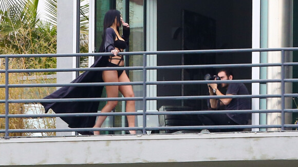 Kylie Jenner : Ado sexy en maillot, elle parade sur son balcon