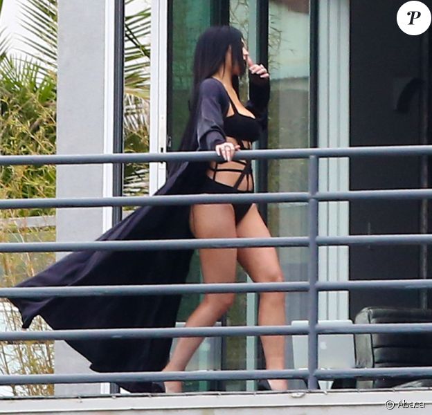 La sexy Kylie Jenner se prête à un petit shooting photo, en veste de plage et maillot de bain, sur la terrasse de la villa de sa mère, Kris Jenner. Calabasas, Los Angeles, le 17 mars 2015.