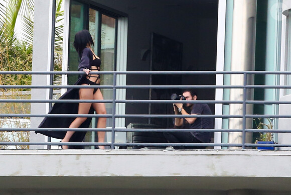 Comme sa demi-soeur Kim Kardashian, Kylie Jenner se prête à un petit shooting photo sexy à domicile, sur la terrasse de la villa de sa mère, Kris Jenner. Calabasas, Los Angeles, le 17 mars 2015.