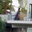 Kylie Jenner se prête à un petit shooting photo, en veste de plage et maillot de bain, sur la terrasse de la villa de sa mère, Kris Jenner. Calabasas, Los Angeles, le 17 mars 2015.