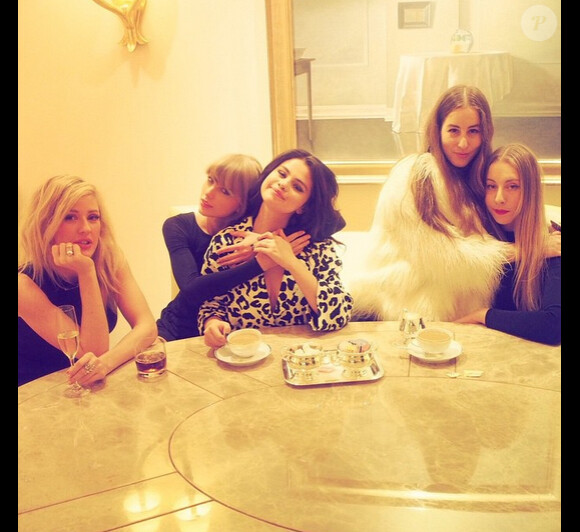 Taylor Swift à Las Vegas avec ses copines Ellie Goulding, Selena Gomez, et les soeurs du groupe Haim sur Instagram le 8 mars 2015