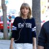 Taylor Swift fait du shopping dans les rues de Brentwood, le 10 mars 2015 